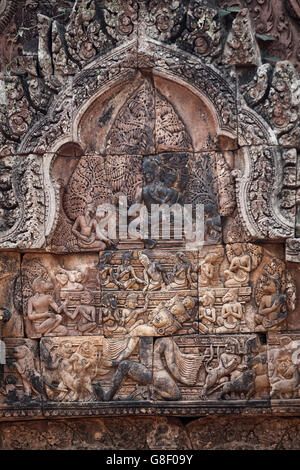 Sculture e Banteay Srey tempio di Angkor in Cambogia Foto Stock