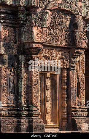Sculture e porte decorate al 10th Secolo Khmer indù Banteay Srey templi costruiti nel regno di Rajendravarman II, Angkor, Cambogia Foto Stock