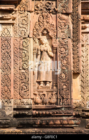 Sculture e Banteay Srey tempio di Angkor in Cambogia Foto Stock