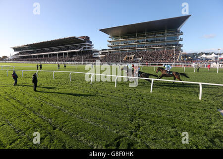 Più di quello guidato da Barry Geraghty (verde), come De Mee guidato da Sam Twiston-Davies (arancione) e Double Shuffle guidato da P J Brennan durante la lamiera d'acciaio e sezioni Novices??? Chase, durante il giorno uno degli Open all'ippodromo di Cheltenham, Cheltenham. Foto Stock