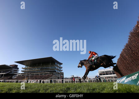 Come De Mee guidato da Sam Twiston-Davies salta la recinzione durante la lamiera d'acciaio e sezioni Novices??? Chase, durante il giorno uno degli Open all'ippodromo di Cheltenham, Cheltenham. Foto Stock