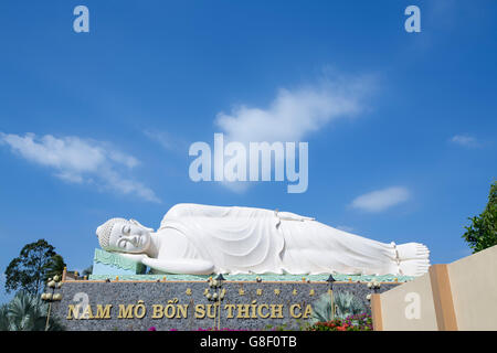 Buddha reclinato al tempio di Vĩnh Tràng, My Tho, Delta del Mekong, Vietnam Foto Stock