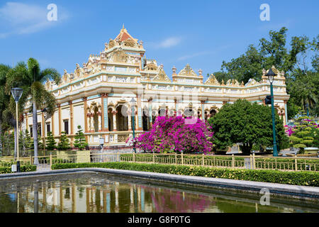 Tempio di Vĩnh Tràng e giardini nel villaggio di Mỹ Hóa vista su un tempio stagno, My Tho, canale di Bảo Định, My Phong, Mekong, Delta, Vietnam, Asia Foto Stock