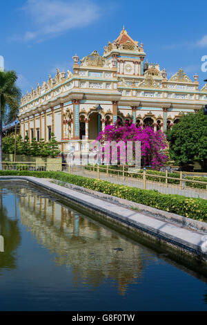 Tempio di Vĩnh Tràng nel villaggio di Mỹ Hóa visto attraverso un lago tempio, My Tho, canale di Bảo Định, My Phong, Mekong, Delta, Vietnam, Asia Foto Stock