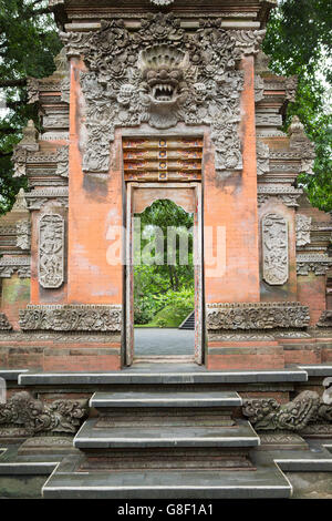 Portale d'accesso alla Tirta Empul nel villaggio di Tampaksiring - una molla di santo tempio di acqua a Bali Foto Stock