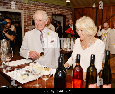 Il Principe di Galles, che ha sessantasette anni oggi, con la Duchessa di Cornovaglia, prima di provare alcuni dei prodotti della Oranje Tractor Winery, fuori Albany, nel sud dell'Australia. Foto Stock