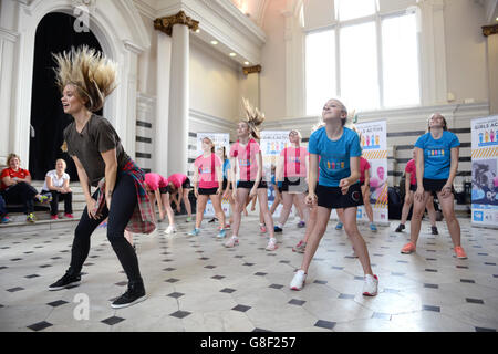 Kimberly Wyatt ospita una classe di ballo per ragazze della Cirencester Kingshill School, mentre cerca di incoraggiare più giovani a essere fisicamente attivi nel suo nuovo ruolo di ambasciatore del Youth Sport Trust presso gli studi Sunbeam di Londra. Data immagine: Martedì 17 novembre 2015. Il credito fotografico deve essere: Doug Peters/PA Wire Foto Stock