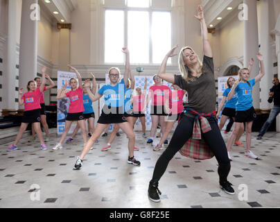 Kimberly Wyatt ospita una classe di ballo per ragazze della Cirencester Kingshill School, mentre cerca di incoraggiare più giovani a essere fisicamente attivi nel suo nuovo ruolo di ambasciatore del Youth Sport Trust presso gli studi Sunbeam di Londra. Data immagine: Martedì 17 novembre 2015. Il credito fotografico deve essere: Doug Peters/PA Wire Foto Stock