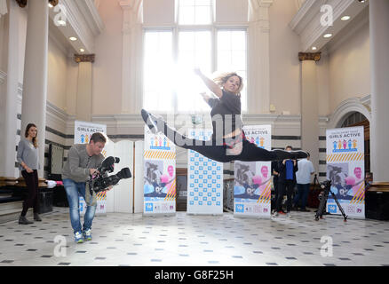 Kimberly Wyatt ospita una classe di ballo per ragazze della Cirencester Kingshill School, mentre cerca di incoraggiare più giovani a essere fisicamente attivi nel suo nuovo ruolo di ambasciatore del Youth Sport Trust presso gli studi Sunbeam di Londra. Data immagine: Martedì 17 novembre 2015. Il credito fotografico deve essere: Doug Peters/PA Wire Foto Stock