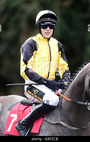 Corse di cavalli - Ippodromo di Kempton. Jockey J M Davies Foto Stock