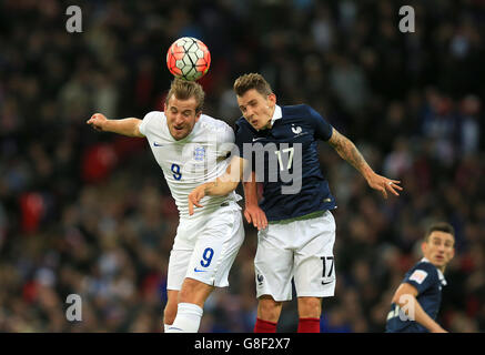 Harry Kane dell'Inghilterra e Lucas Digne (a destra) della Francia combattono per la palla in aria durante la partita internazionale amichevole al Wembley Stadium, Londra. Foto Stock