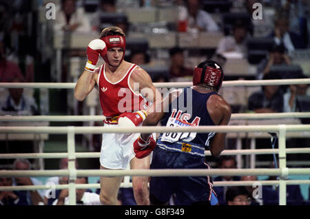 Pugilato - Giochi Olimpici di Seoul 1988 - Light Middleweight Division - Semifinale - Roy Jones / Richie Woodhall. Richie Woodhall (l) della Gran Bretagna assume Roy Jones (r) degli Stati Uniti Foto Stock