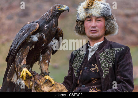 Hunter tenendo la sua Golgen Eagle in Kirghizistan. Foto Stock