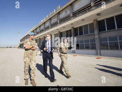 Il Segretario degli Esteri Philip Hammond (centro) effettua una visita all'aeroporto internazionale di Nicosia, disutilizzato nella zona tampone, durante la sua visita a Cipro. Foto Stock