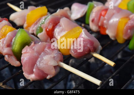 Il pollo crudo kebab spiedini su Pronto per il grill Foto Stock