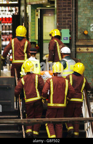 I vigili del fuoco hanno provocato feriti alla stazione della metropolitana di Aldgate, nella zona est di Londra, dopo la chiusura della rete metropolitana di Londra a seguito di esplosioni imputate a un aumento di potenza. I servizi di emergenza hanno segnalato diversi incidenti e Scotland Yard ha dichiarato l'emergenza un 'incidente di soccorso'. Foto Stock