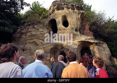 L'esterno delle grotte di arenaria che scorrono sotto Nottingham Castello Foto Stock