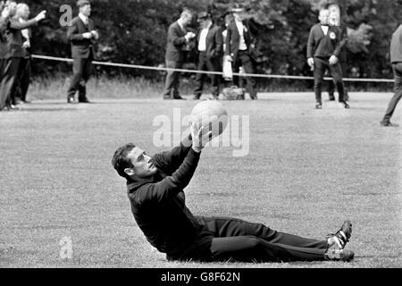 Il portiere della Germania occidentale Hans Tilkowski è messo a segno Foto Stock