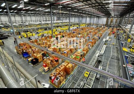 Una vista del magazzino presso il centro di adempimento Amazon a Hemel Hempstead, Hertfordshire, mentre si prepara per il Black Friday e l'affollato periodo natalizio. Foto Stock
