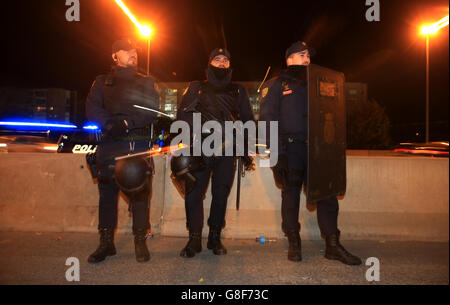 Atletico Madrid / Galatasaray - UEFA Champions League - Gruppo C - Estadio Vicente Calderon. Polizia armata prima della partita di Atletico Madrid contro Galatasaray UEFA Champions League fuori da Estadio Vicente Calderon Foto Stock