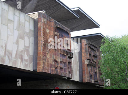 I pannelli in ceramica sul mercato Queensgate edificio Hall a Huddersfield Foto Stock