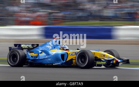 Fernando Alonso della Renault durante la sessione di prove libere precedendo le qualifiche del Gran Premio di Gran Bretagna. Foto Stock