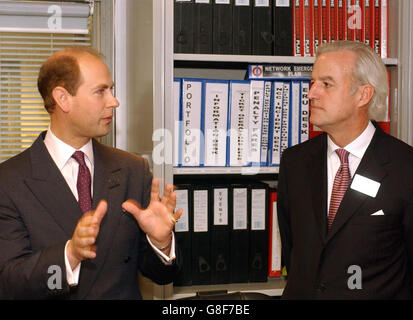 Il conte di Wessex parla con Tim o'Toole, amministratore delegato della metropolitana di Londra, come viene mostrato nel MICC (Management Information and Communication Center), durante una visita alla sede centrale. Foto Stock