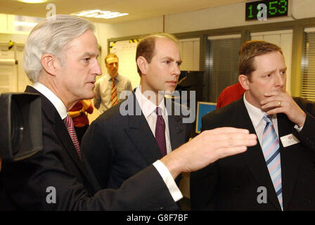 Il conte di Wessex parla con Tim o'Toole (sinistra), amministratore delegato della metropolitana di Londra, e con Nigel Holness Services Director, come viene mostrato intorno al MICC (Management Information and Communication Center), durante una visita alla loro sede centrale. Foto Stock