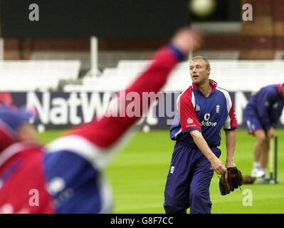 Cricket - The NatWest Challenge 2005 - Inghilterra / Australia - Inghilterra Nets - Lord's. Andrew Flintoff in Inghilterra tra i compagni di squadra. Foto Stock