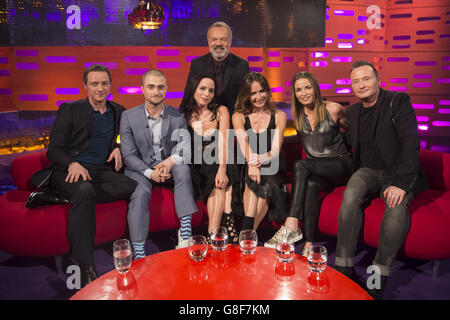 (Prima fila da sinistra a destra) James McAvoy, Daniel Radcliffe, Andrea, Sharon, Caroline e Jim Corr con l'ospite dello spettacolo Graham Norton (indietro) durante le riprese del Graham Norton Show presso i London Studios, a sud di Londra, prima della trasmissione della BBC 1 venerdì 27 novembre 2015. Foto Stock