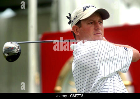 Golf - Barclays Scottish Open 2005 - Loch Lomond. Tim Clark del Sudafrica si tee fuori sulla prima buca. Foto Stock