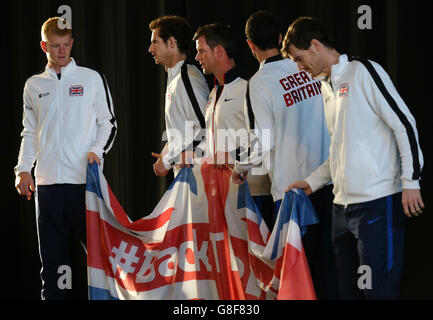 Kyle Edmund della Gran Bretagna (da sinistra a destra), Andy Murray, il capitano Leon Smith, James Ward e Jamie Murray tengono un Union Jack dopo il sorteggio per la Coppa Davis al Flanders Expo Center di Ghent. Foto Stock