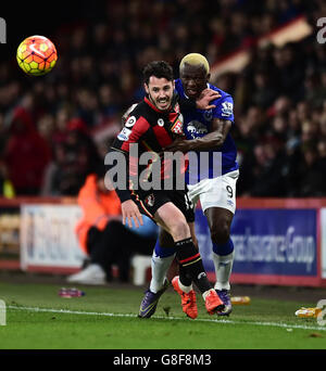 Adam Smith (a sinistra) di AFC Bournemouth e Arouna Kone di Everton durante la partita della Barclays Premier League al Vitality Stadium di Bournemouth. Foto Stock