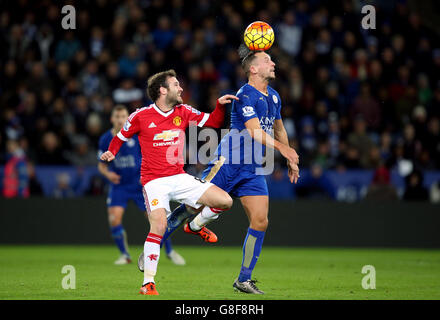 Juan Mata (a sinistra) del Manchester United e Daniel Drinkwater di Leicester City combattono per la palla durante la partita della Barclays Premier League al King Power Stadium di Leicester. Foto Stock