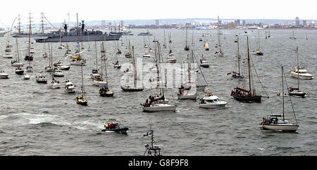 Gli yacht passano da HMS Endurance in una revisione della flotta, martedì 28 giugno 2005. Un totale di 167 navi della Royal Navy e 35 nazioni stanno partecipando alla revisione internazionale della flotta a Spihead, fuori Portsmouth. Foto Stock