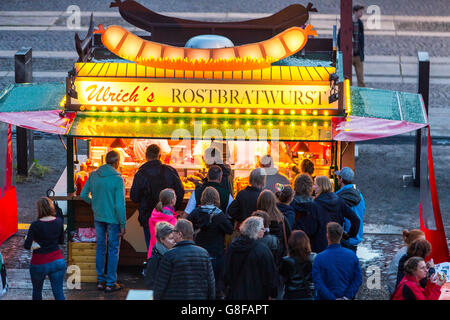 Tipiche tedesche Bratwurst stand, mobile un ristorante fast food, salsicce alla griglia, Foto Stock