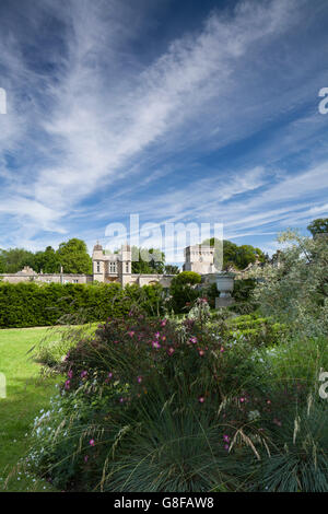 La parte di spazio bianco giardino di Easton Walled Garden con uno scorcio del Vittoriano gatehouse da Anthony Salvin oltre, Lincolnshire, Inghilterra Foto Stock