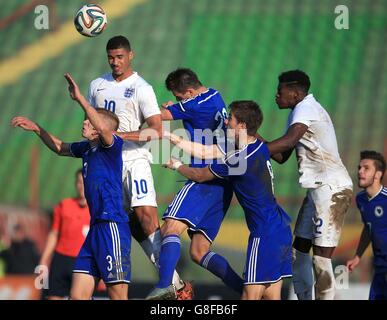 L'inglese Ruben Loftus-cheek (secondo da destra) vince la palla in aria durante la UEFA European Under 21 Qualifying, Gruppo nove match presso l'Asim Ferhatovic Hase Stadion, Sarajevo. Foto Stock