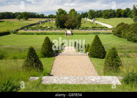 Vista di Easton Walled Garden la grande cucina walled garden dalla terrazza passi, Easton vicino Grantham, Lincolnshire, Inghilterra Foto Stock