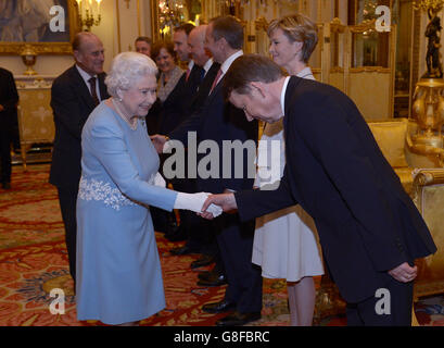 La regina Elisabetta II e il duca di Edimburgo incontrano Bill Turnbull durante l'annuale ricevimento dei Civil Service Awards a Buckingham Palace. Foto Stock