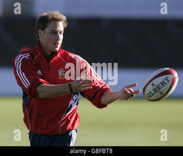 Il principe William pratica il passaggio della palla durante una sessione di allenamento con il allenatore britannico e irlandese Dave Alred, e volare Half Charlie Hodgson, al Basin Reserve Ground a Wellington. Foto Stock