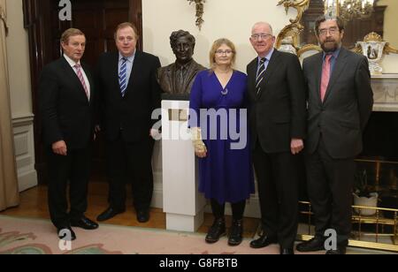 (Da sinistra a destra) Taoiseach Enda Kenny, Mark Fitzgerald, Mary Fitzgerald, ministro degli Affari Esteri Charlie Flanagan e John Fiztgerald, svelano un busto dell'ex Taoiseach Garrett Fitzgerald, prima di una conferenza tenuta da Taoiseach Enda Kenny, in occasione del 30° anniversario della firma dell'accordo anglo-irlandese, Presso il Dipartimento degli Affari Esteri di Dublino. Foto Stock