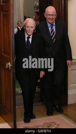 L'ex Taoiseach Liam Cosgravio e il ministro degli Affari Esteri Charlie Flanagan, prima di una conferenza tenuta da Taoiseach Enda Kenny, in occasione del trentesimo anniversario della firma dell'accordo anglo-irlandese, presso il Dipartimento degli Affari Esteri di Dublino. Foto Stock