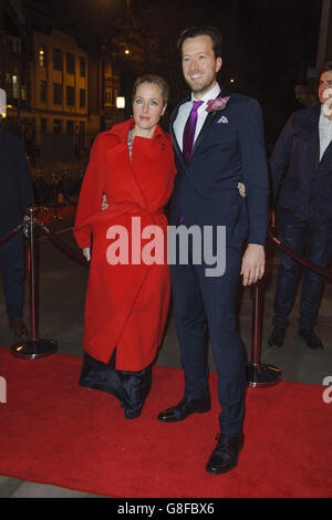 Gillian Anderson (a sinistra) e il direttore artistico Jez Bond che partecipa alla cena di gala del Park Theatre, presso il Municipio di Stoke Newington a Londra. Foto Stock