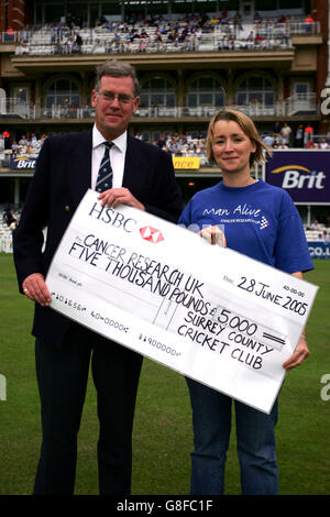 Cricket - Twenty20 Cup - Surrey Lions / Middlesex Crusaders - The Brit Oval. Paul Sheldon (l), Chief Executive di Surrey, presenta un assegno a un rappresentante di Cancer Research UK Foto Stock