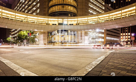 Incrocio occupato nel centro cittadino di Houston, Texas di notte con il traffico Foto Stock