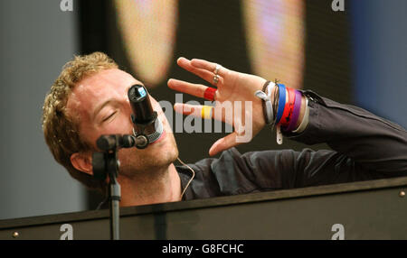 Concerto dal vivo di 8, Hyde Park. Chris Martin di Coldplay si esibisce sul palco. Foto Stock