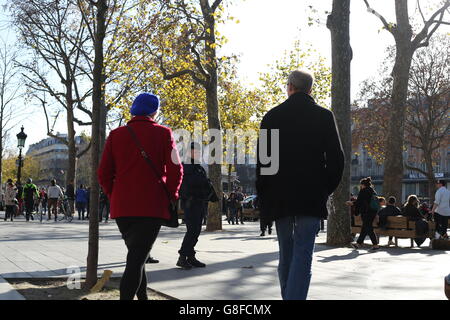 Polizia di pattuglia in Place de la Republique a Parigi, a seguito degli attentati terroristici nella capitale francese di venerdì sera, che hanno causato la morte di almeno 129 persone. Foto Stock