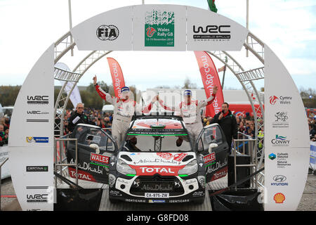 Secondo nel Rally gallese 2015 (GBR) Kris Meeke (destra) e co driver (IRE) Paul Nagle dopo il quarto giorno del Wales Rally GB. Foto Stock