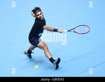 Roger Federer in azione in Svizzera durante il primo giorno delle finali dell'ATP World Tour alla O2 Arena di Londra. PREMERE FOTO DI ASSOCIAZIONE. Data immagine: Domenica 15 novembre 2015. Vedi PA storia TENNIS Londra. Il credito fotografico dovrebbe essere: Adam Davy/PA Wire Foto Stock